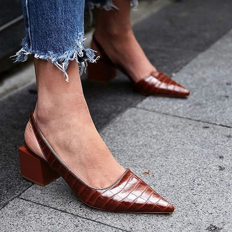 Chaussures élégantes en cuir à découpes et à talons hauts, à bouts pointus, à enfiler