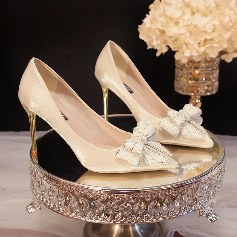 Chaussures de mariage blanches avec nœud en strass